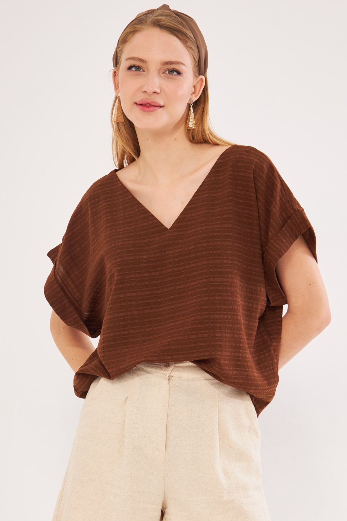 Kadın Kahve V Yaka Yanları Yırtmaçlı Arkası Uzun Duble Kol Detaylı Oversize Bluz ARM-24Y001074