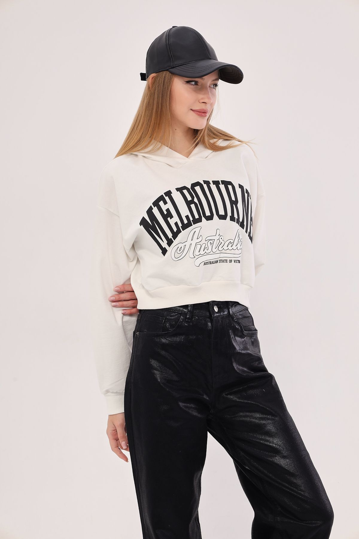 Kadın Beyaz Önü Yazılı Kapüşonlu Crop Sweatshirt ARM-25K001028