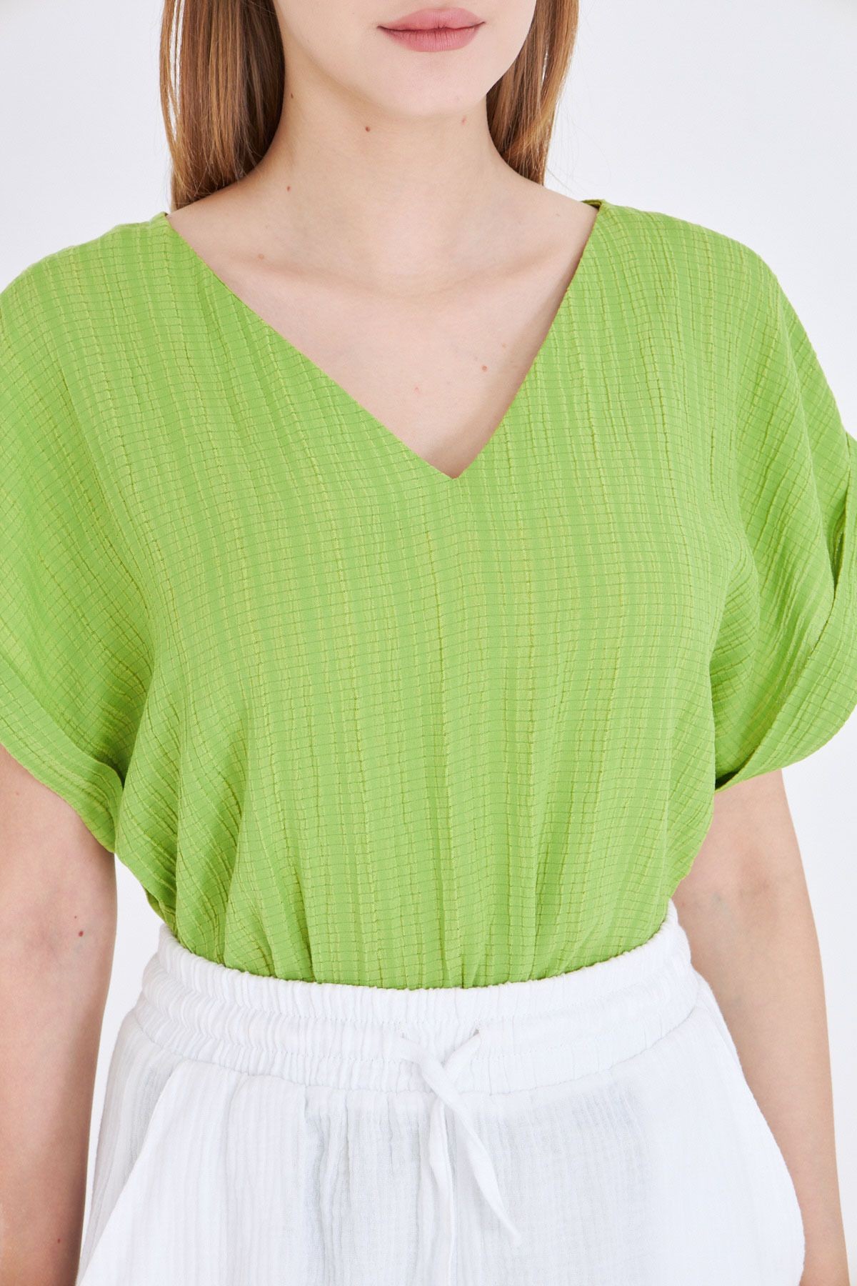 Kadın V Yaka Yanları Yırtmaçlı Arkası Uzun Duble Kol Detaylı Oversize Bluz ARM-24Y001074