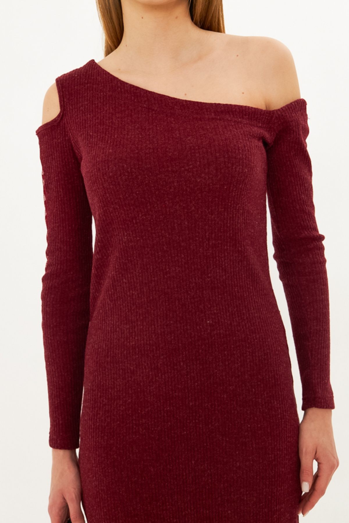 Kadın Bordo Asimetrik Yaka Kolu Tüllü Yırtmaçlı Kaşkorse Midi Boy Elbise ARM-25K001081