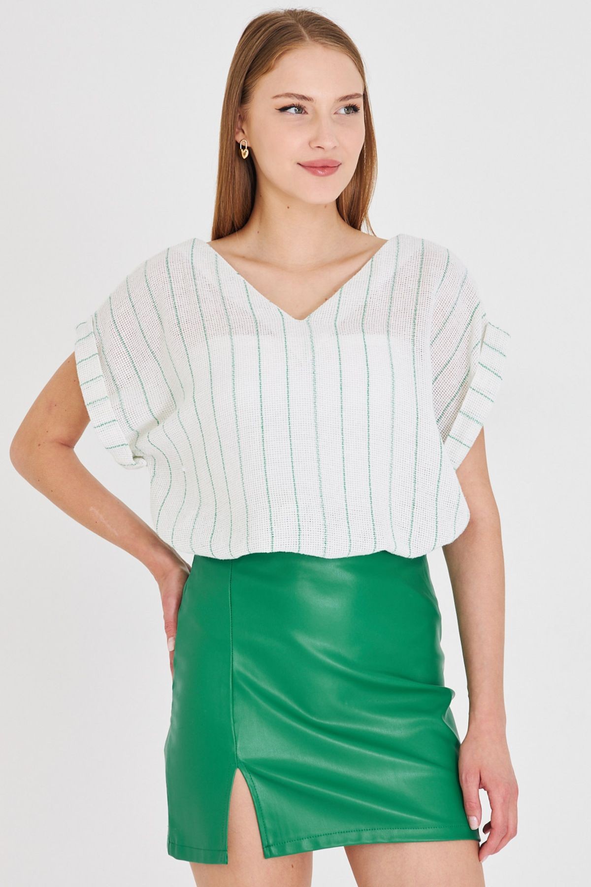 Kadın Yeşil V Yaka Yanları Yırtmaçlı Arkası Uzun Duble Kol Detaylı Oversize Bluz ARM-25Y001056