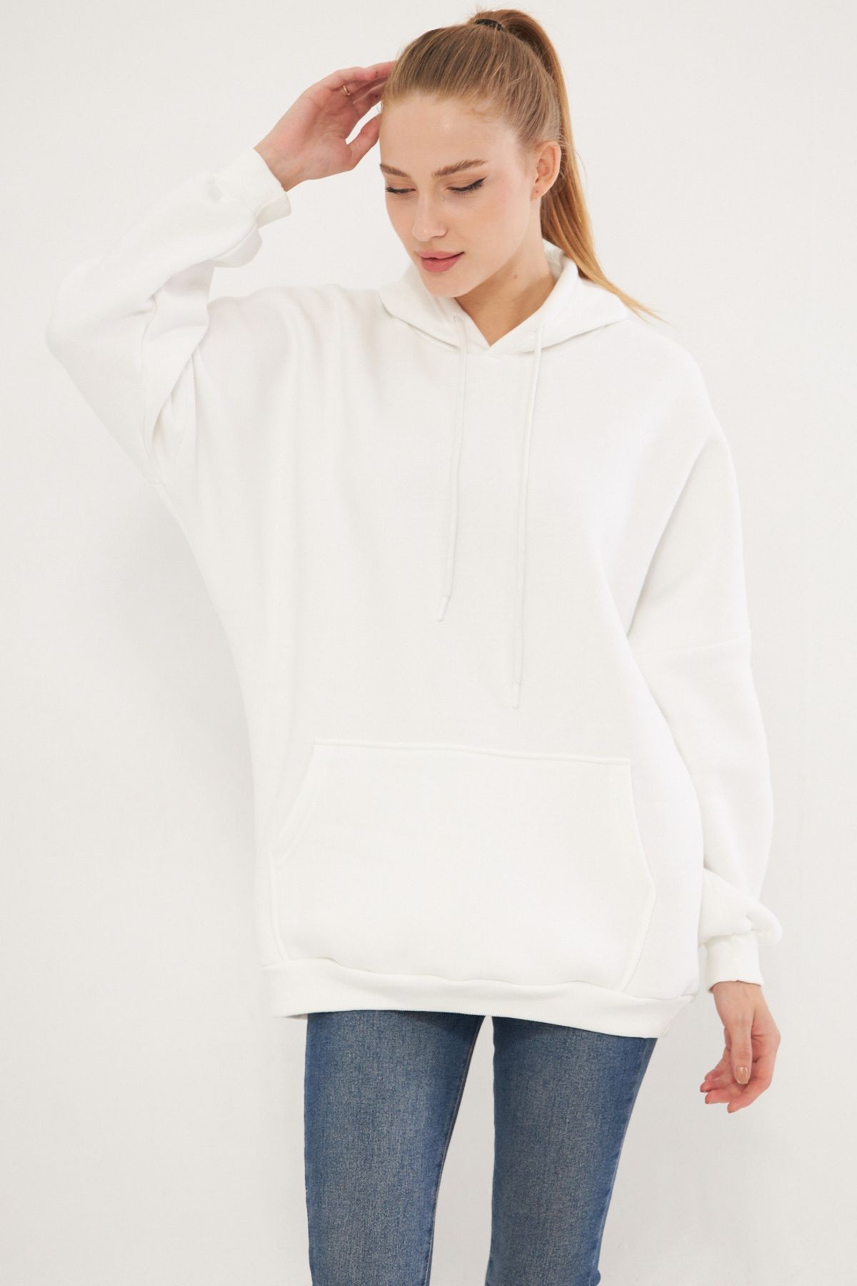 Kadın Beyaz Kapüşonlu İçi Şardonlu Kanguru Cepli Oversize Sweatshirt ARM-25K001045