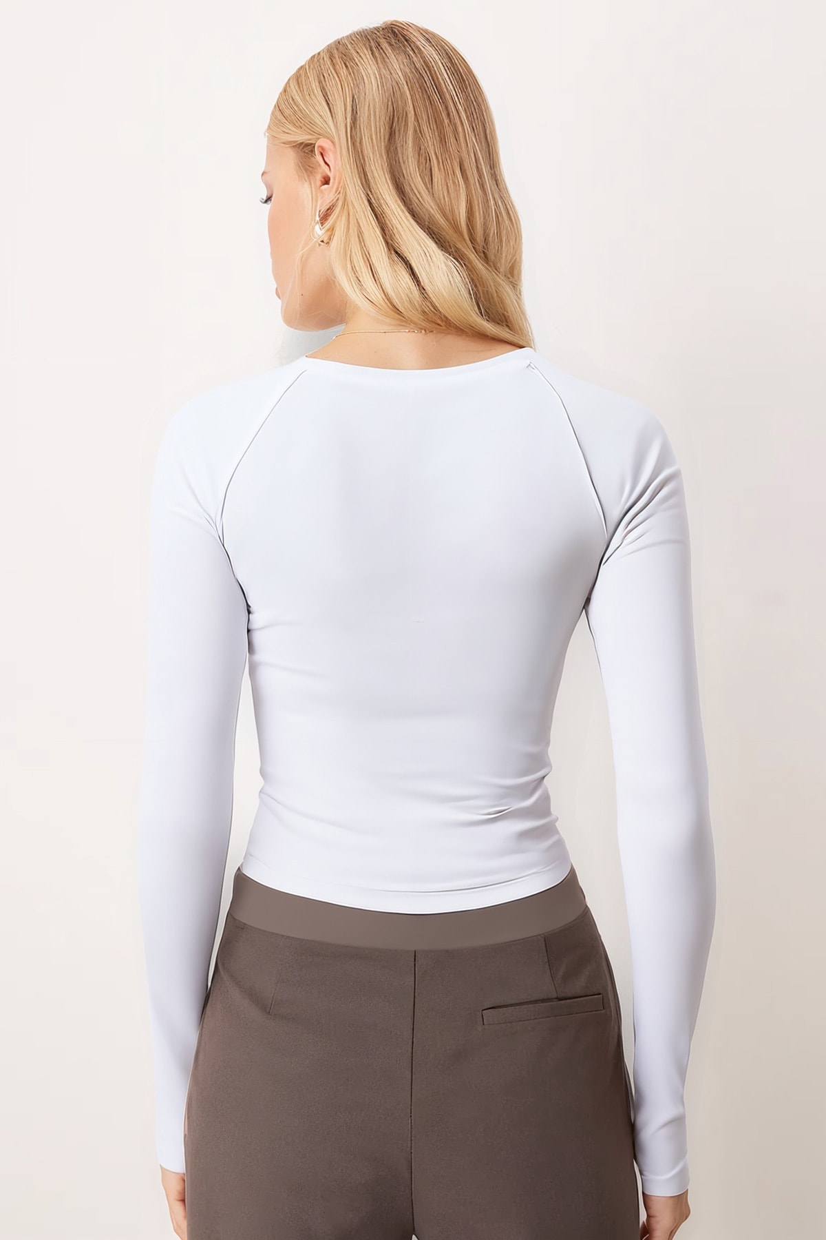 Kadın Beyaz Geniş V Yaka Uzun Kol Body ARM-26K135007