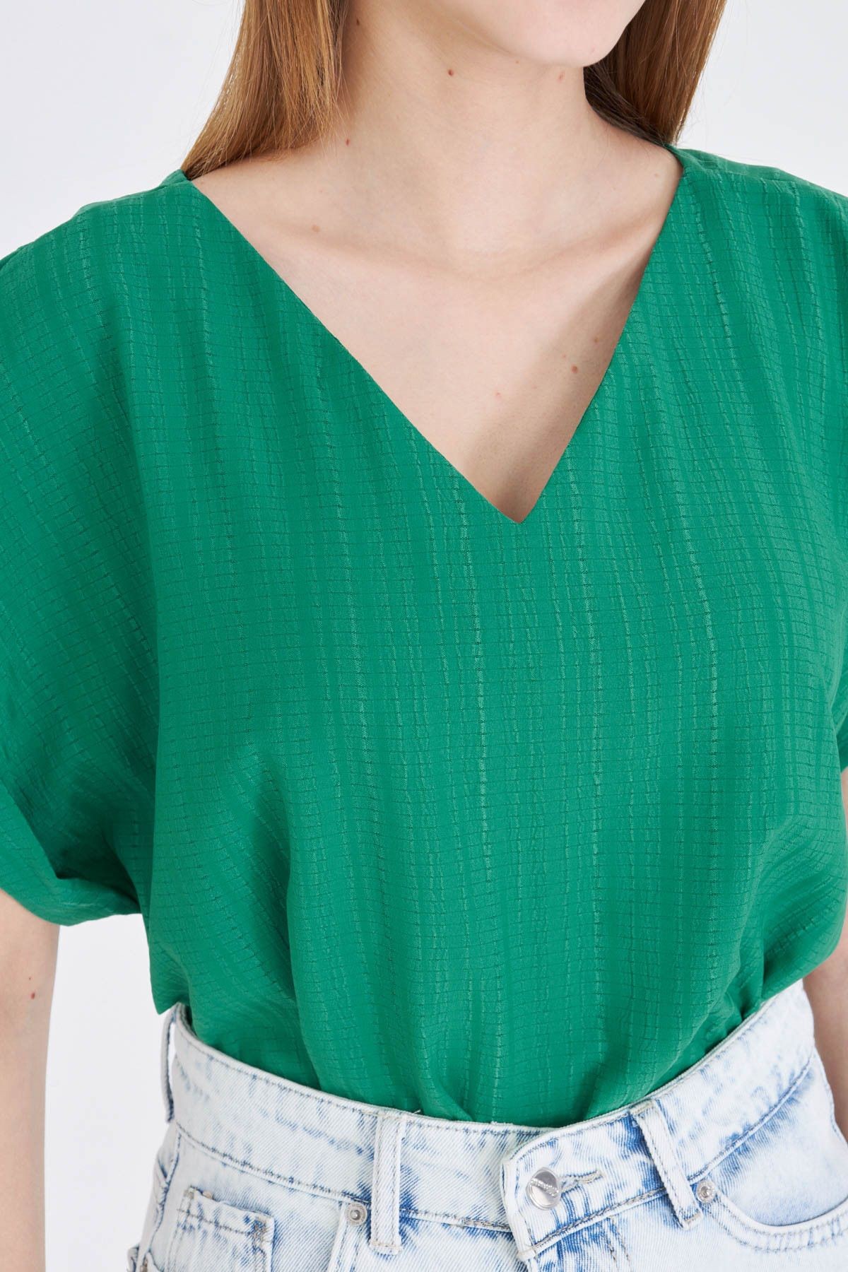 Kadın Koyu Yeşil V Yaka Yanları Yırtmaçlı Arkası Uzun Duble Kol Detaylı Oversize Bluz ARM-24Y001074