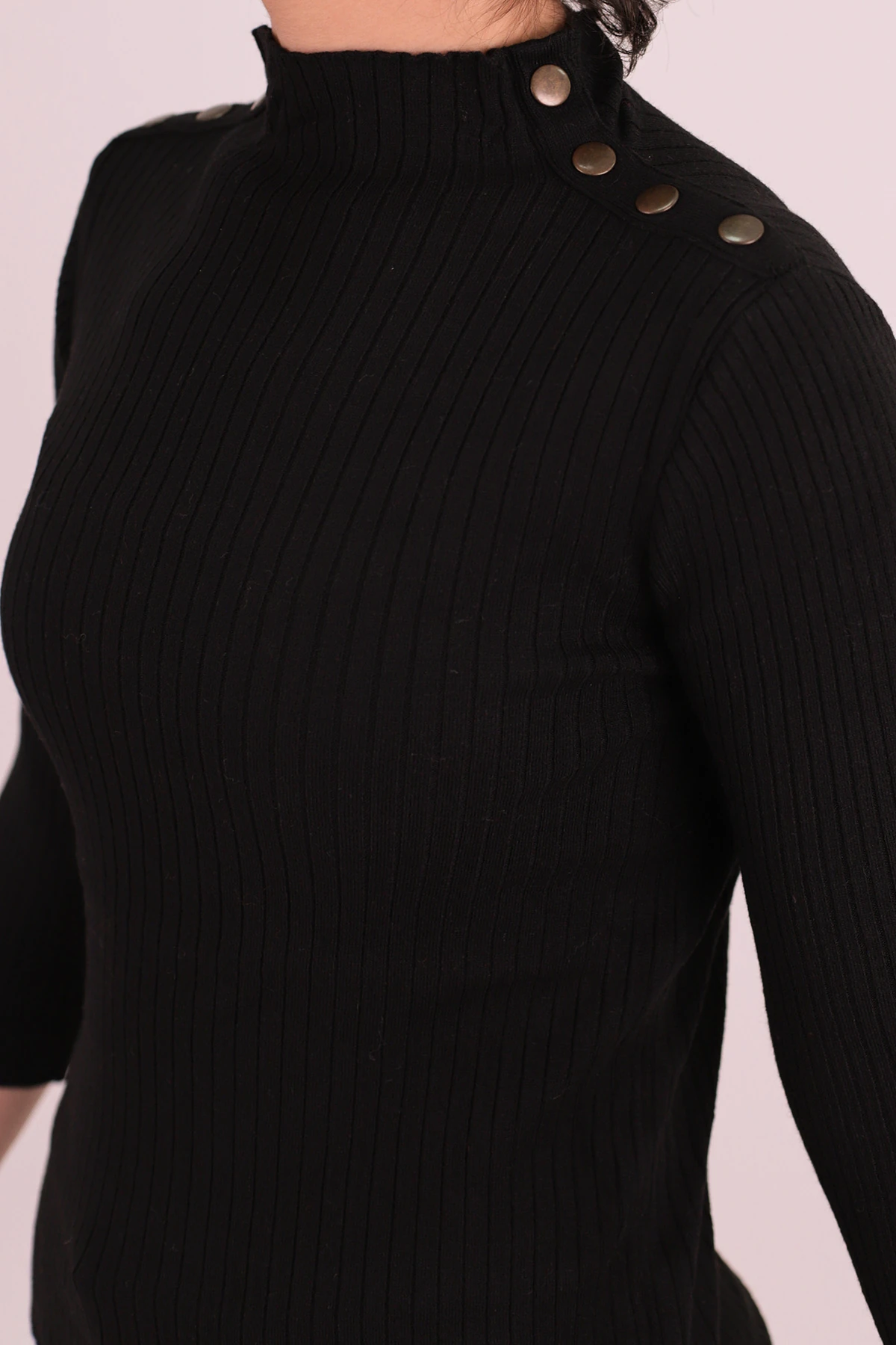 Kadın Siyah Dik Yaka Omuzları Zımba Detaylı Triko Kazak ARM-26K136065