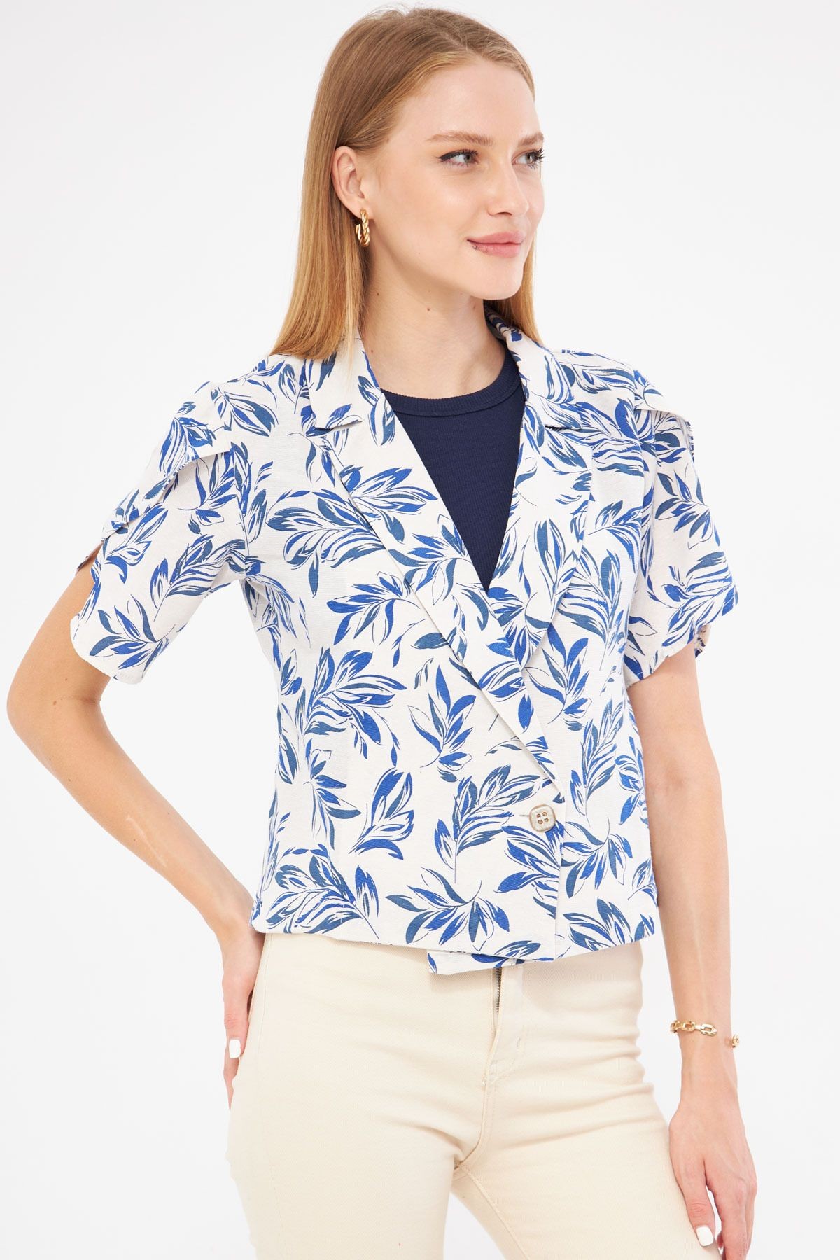 Kadın Laci-Saks Keten Görünümlü Desenli Kolu Yırtmaçlı Crop Kısa Kol Ceket ARM-24Y001095
