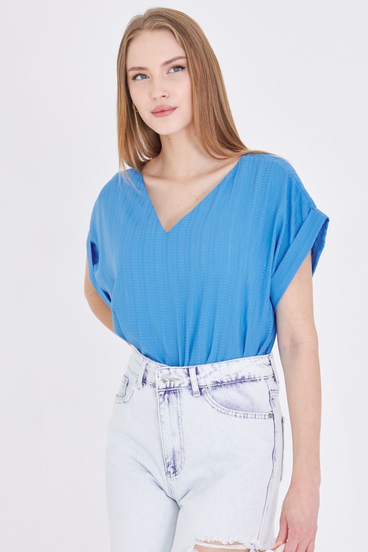 Kadın Mavi V Yaka Yanları Yırtmaçlı Arkası Uzun Duble Kol Detaylı Oversize Bluz ARM-24Y001074