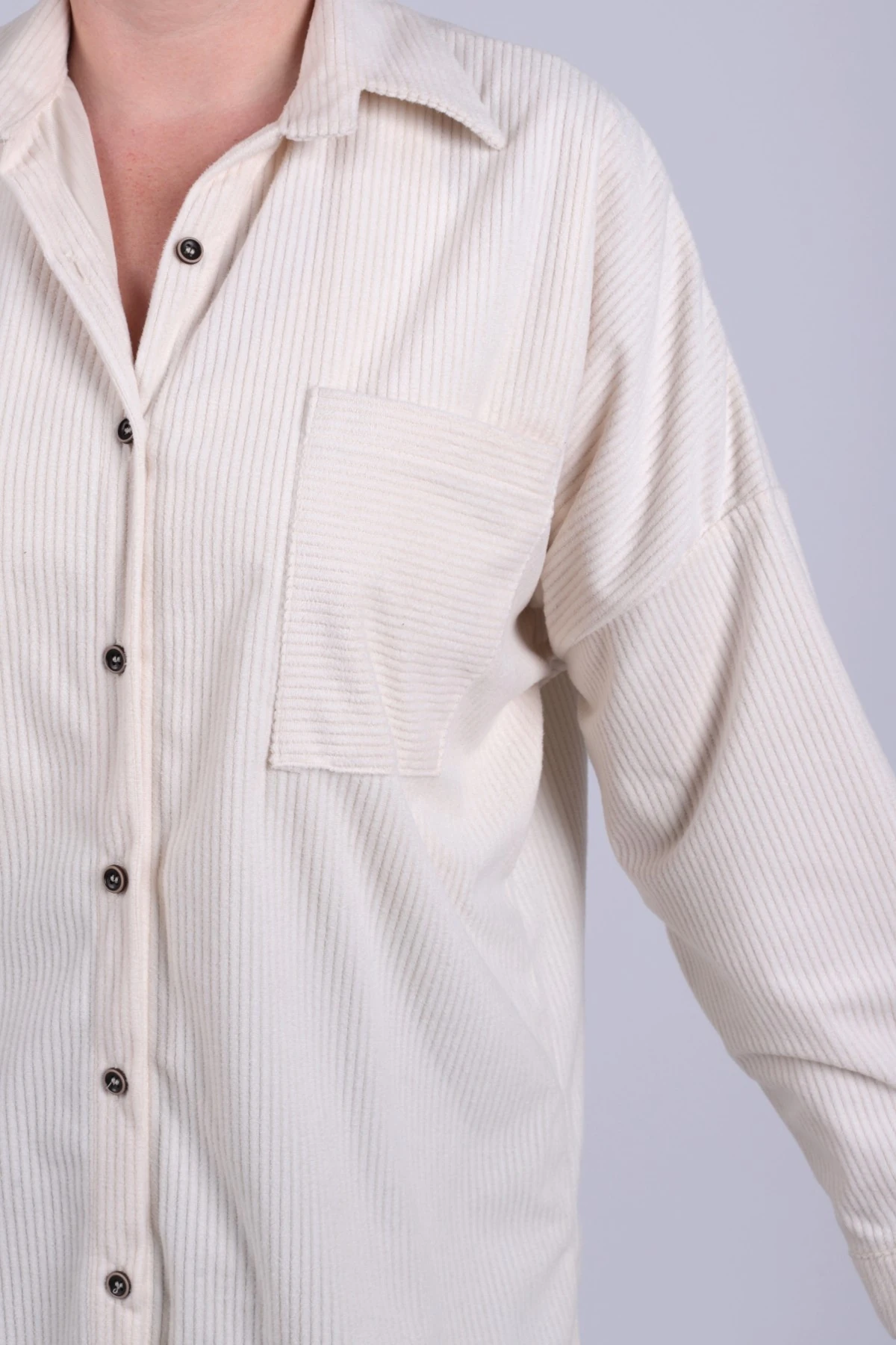Kadın Beyaz Cepli Oversize İnce Fitilli Kadife Gömlek ARM-24K001076