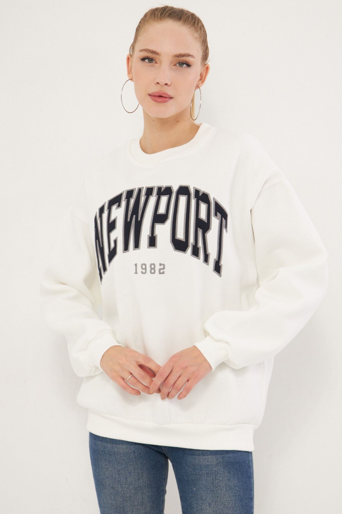 Kadın Beyaz Sıfır Yaka İçi Şardonlu Aprikeli Nakışlı Oversize Sweatshirt ARM-25K024002