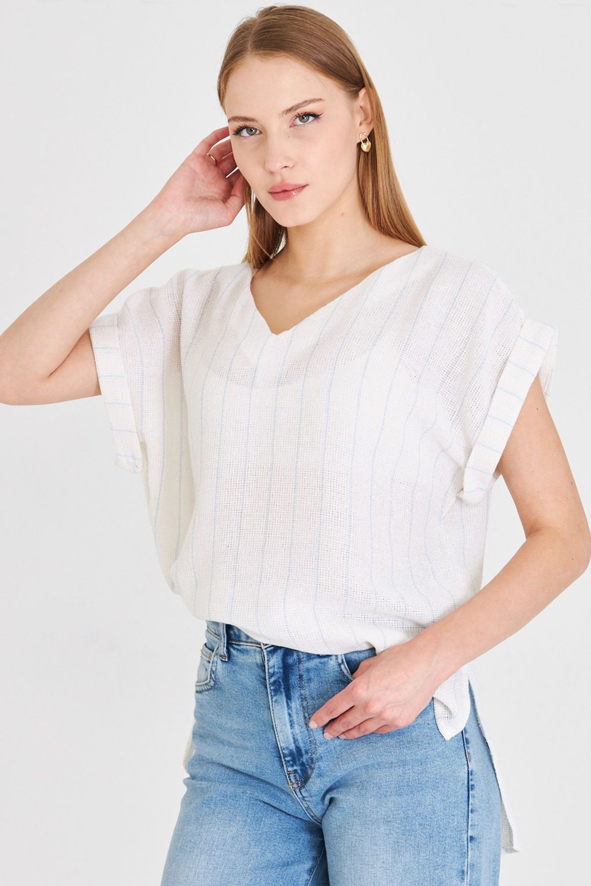 Kadın Bebe Mavi V Yaka Yanları Yırtmaçlı Arkası Uzun Duble Kol Detaylı Oversize Bluz ARM-25Y001056