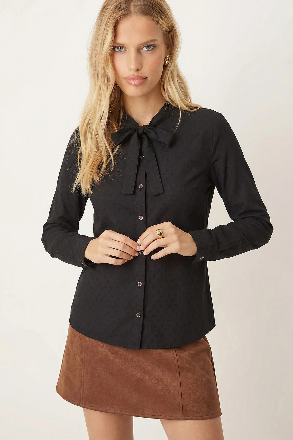 Kadın Siyah Yakası Bağlamalı Desenli Gömlek Arm-20K001150