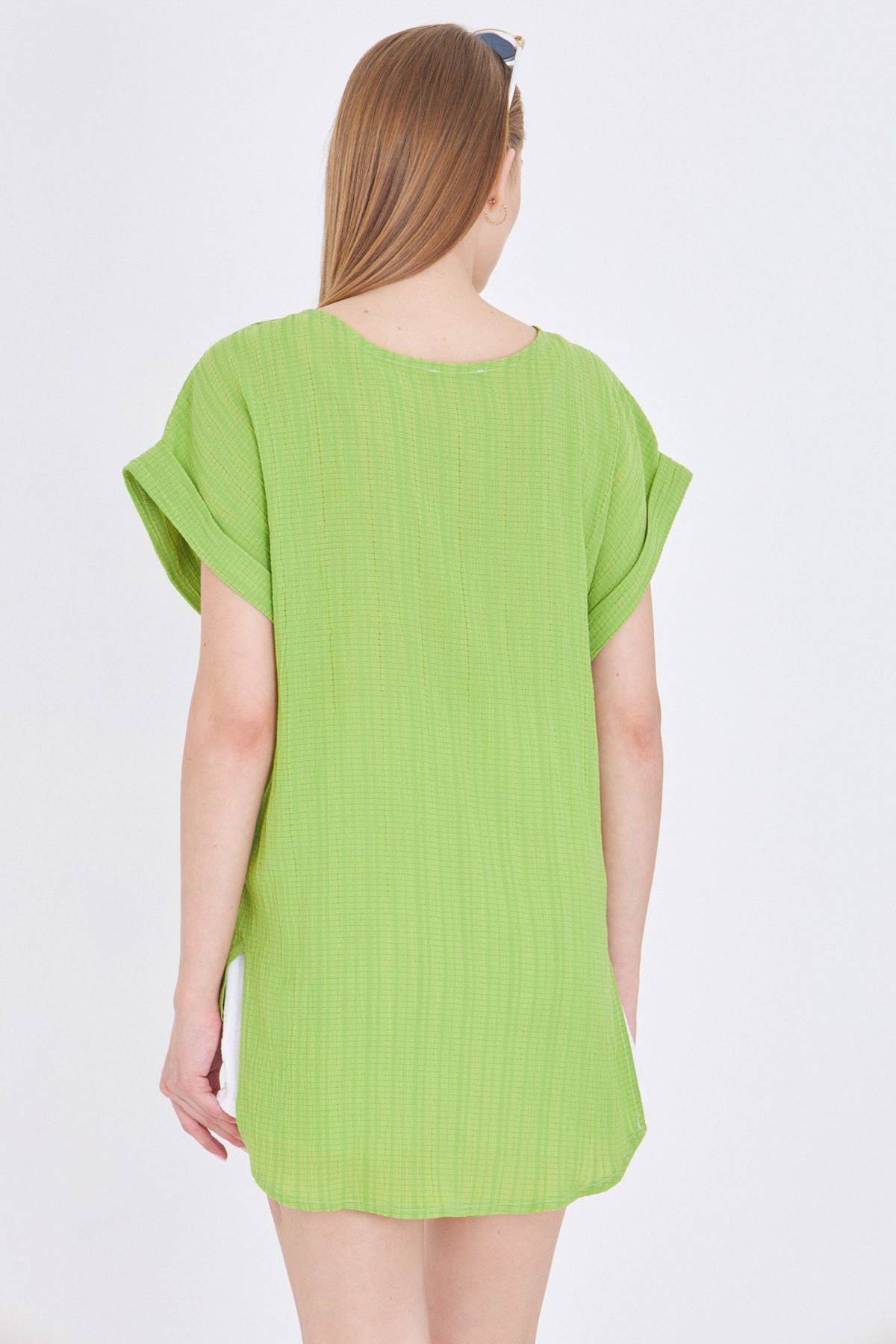 Kadın V Yaka Yanları Yırtmaçlı Arkası Uzun Duble Kol Detaylı Oversize Bluz ARM-24Y001074