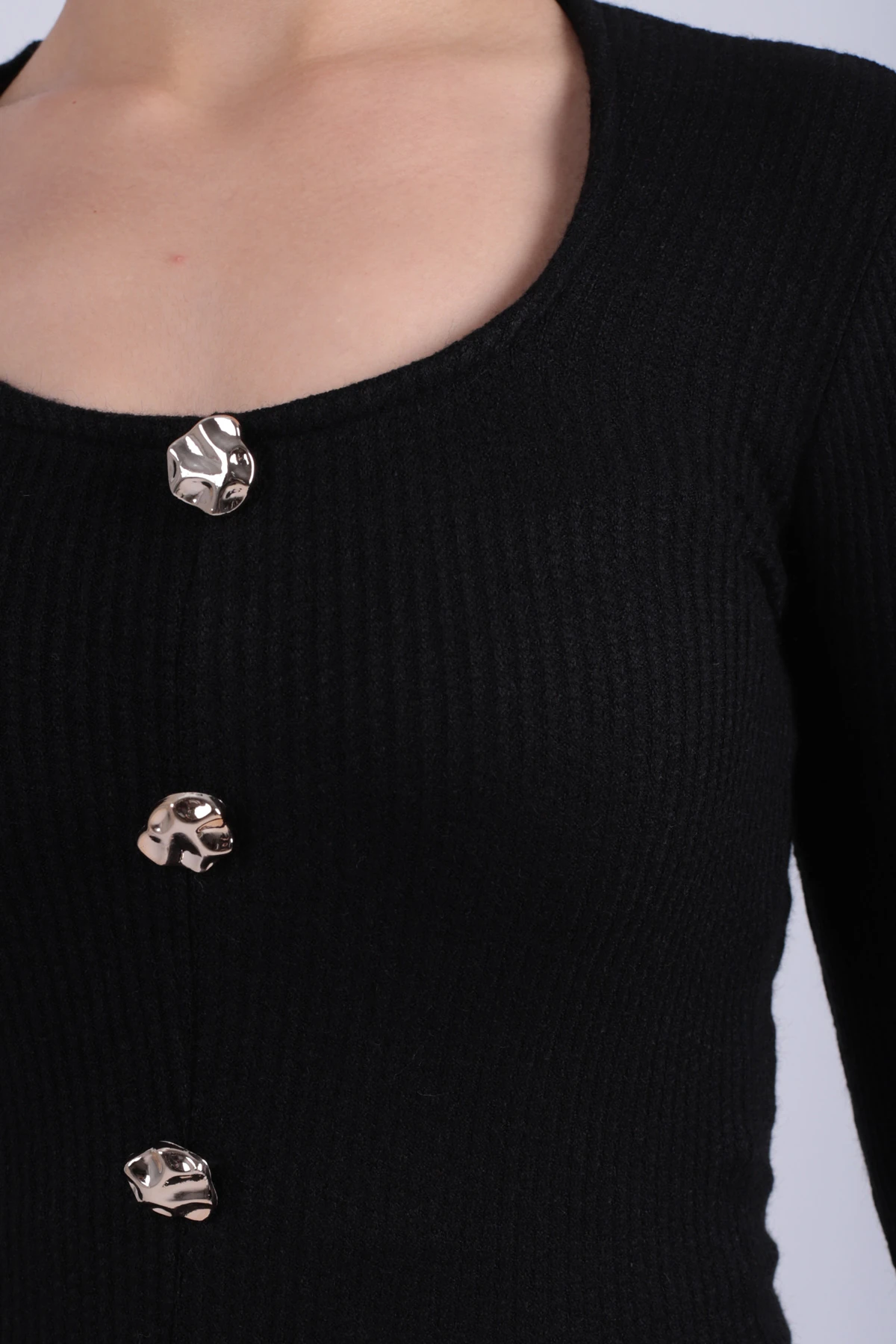 Kadın Siyah U Yaka Düğme Detaylı Önden Yırtmaçlı Yumuşak Dokulu Bluz ARM-26K001038