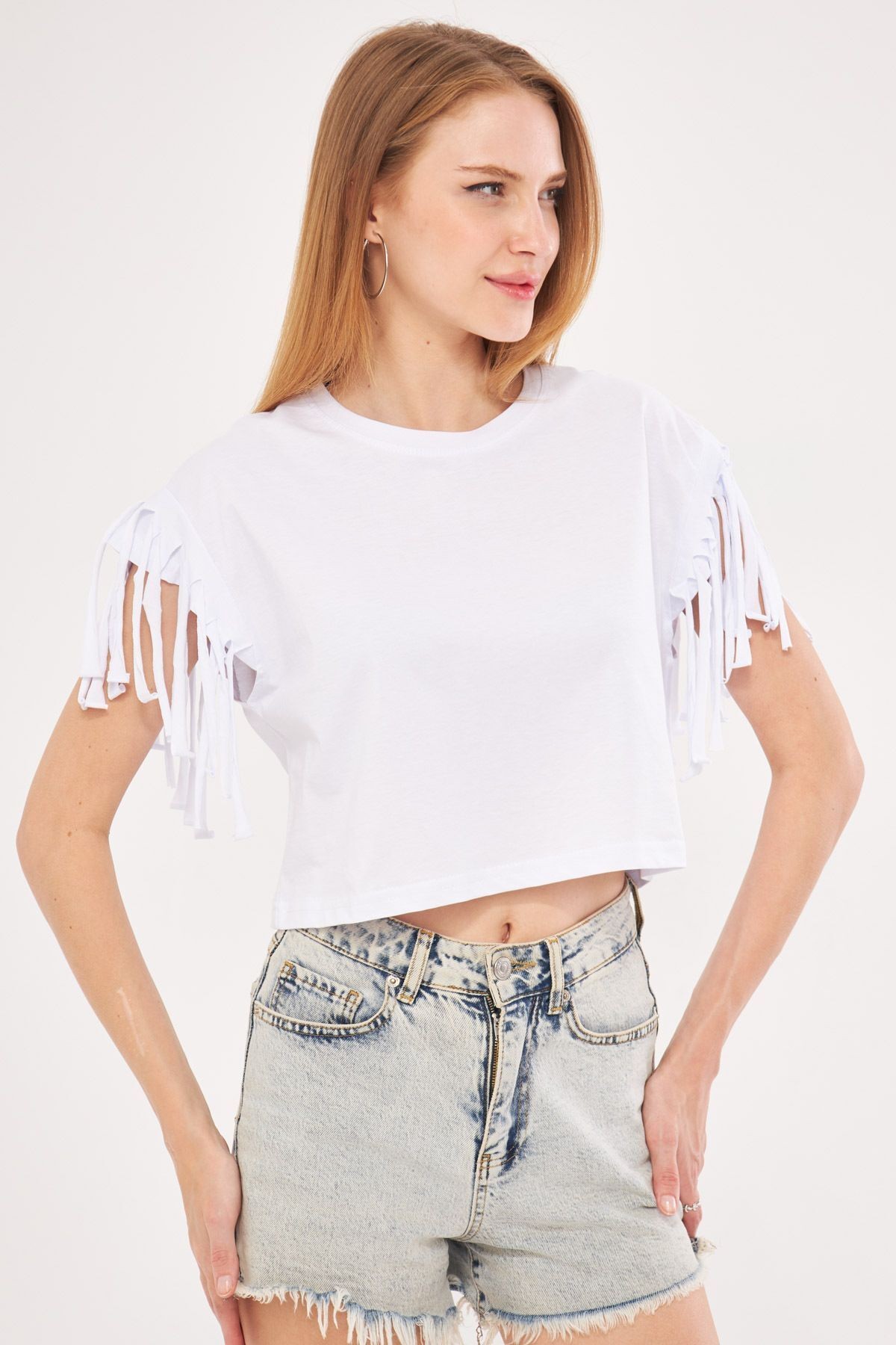 Kadın Beyaz Kolları Püsküllü Oversize Crop T-Shirt ARM-24Y024019