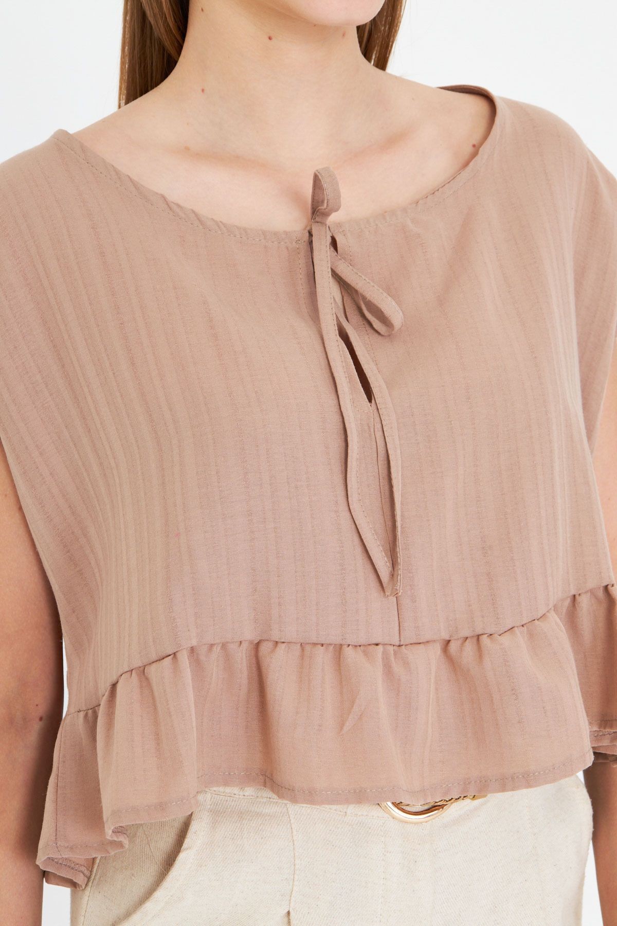 Kadın Açık Vizon Yarasa Kol Yakası Bağlamalı Eteği Fırfırlı Oversize Crop Bluz ARM-24Y001088