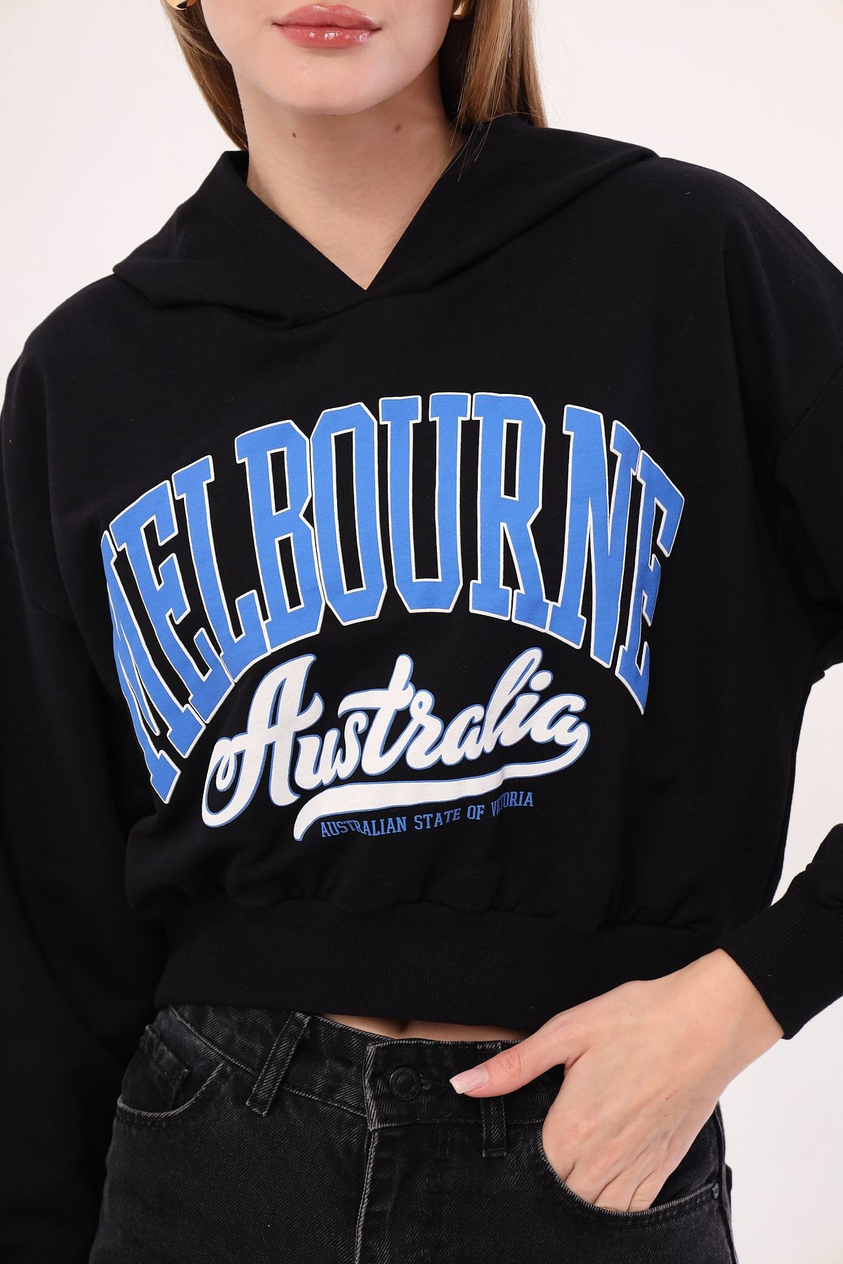 Kadın Siyah Önü Yazılı Kapüşonlu Crop Sweatshirt ARM-25K001028