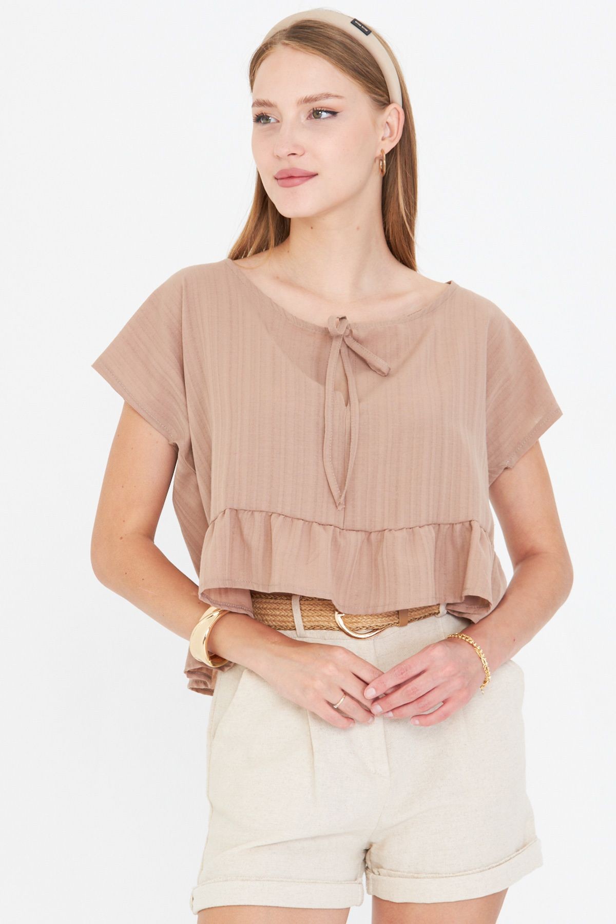 Kadın Açık Vizon Yarasa Kol Yakası Bağlamalı Eteği Fırfırlı Oversize Crop Bluz ARM-24Y001088