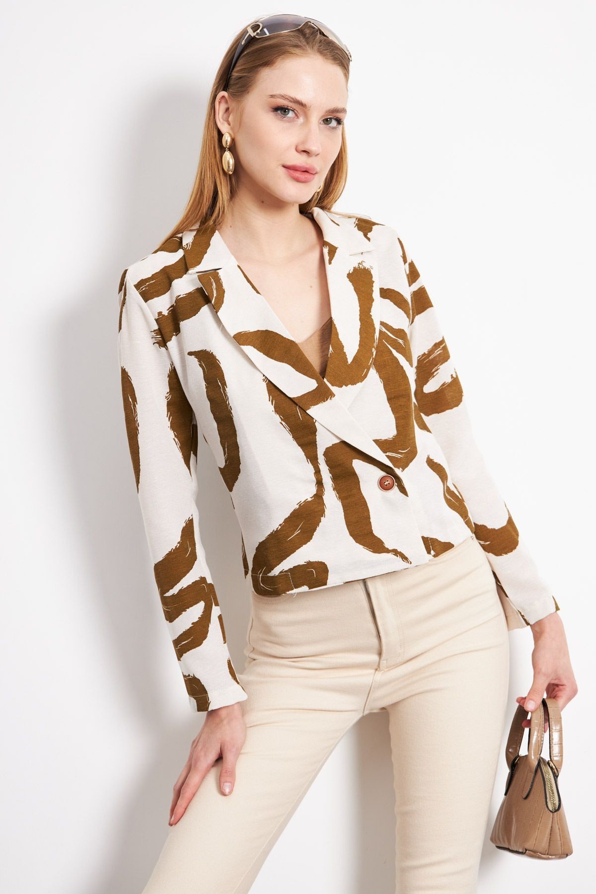 Kadın Koyu Haki Kruvaze Yaka Desenli Crop Ceket ARM-24Y001058