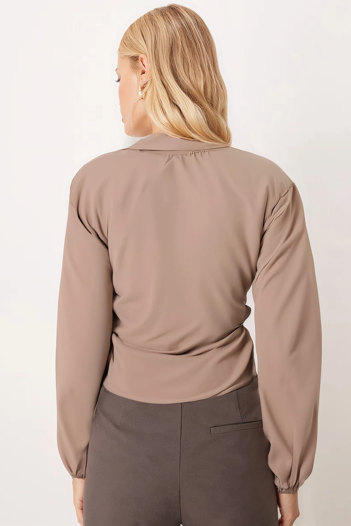 Kadın Bej Yakalı Kruvaze Bluz ARM-22Y024025