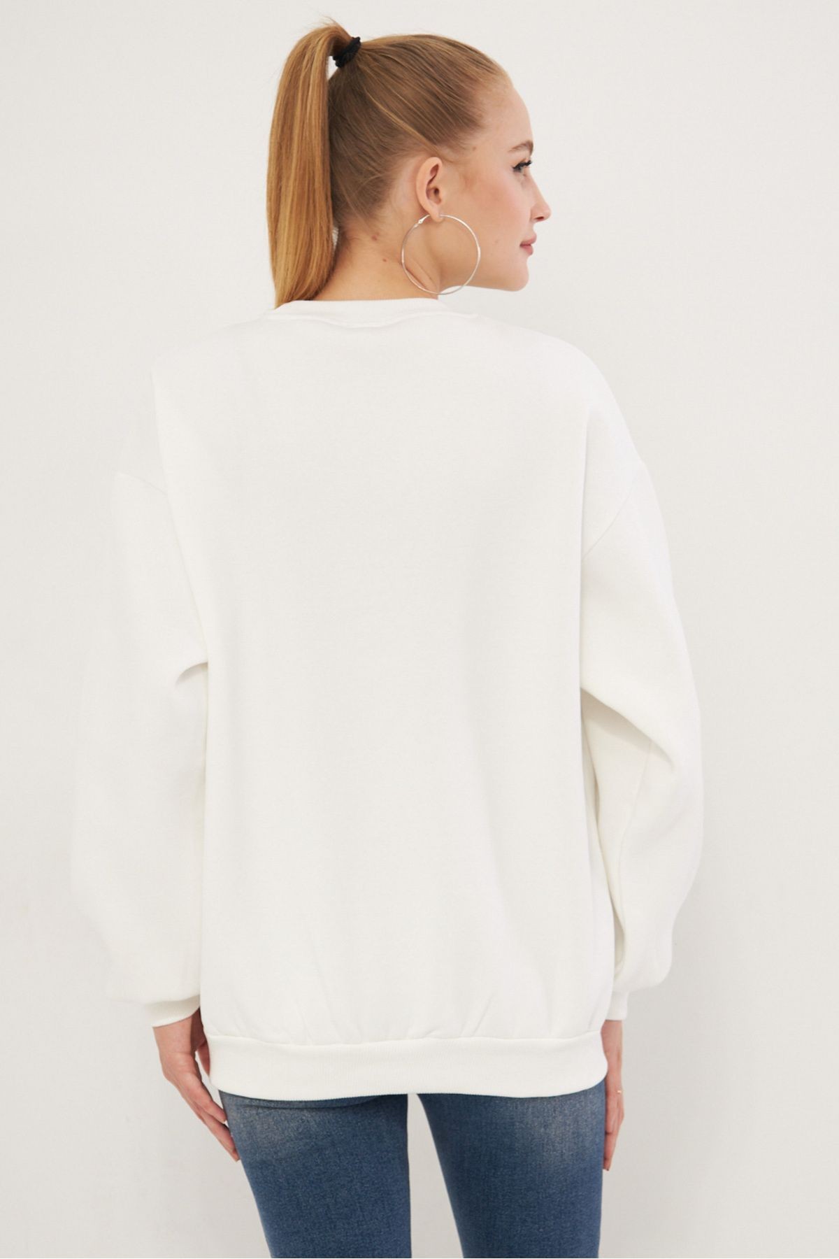 Kadın Beyaz Sıfır Yaka İçi Şardonlu Aprikeli Nakışlı Oversize Sweatshirt ARM-25K024002