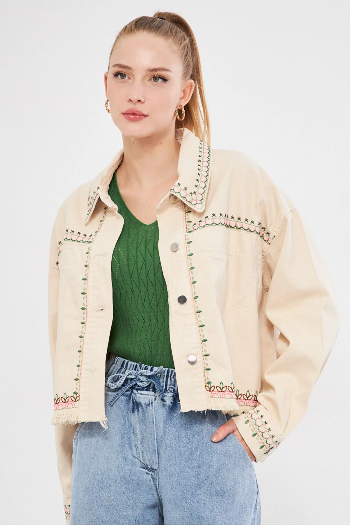 Kadın Bej Nakış Detaylı Cepli Etek Ucu Püsküllü Gömlek Ceket ARM-25K025005