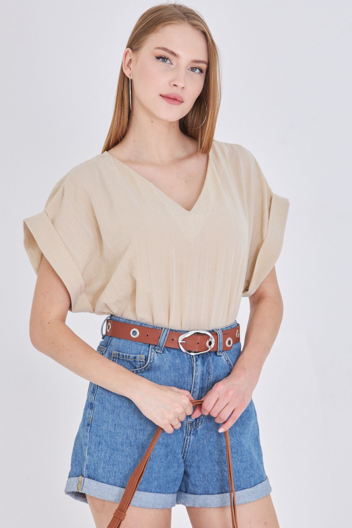 Kadın Krem V Yaka Yanları Yırtmaçlı Arkası Uzun Duble Kol Detaylı Oversize Bluz ARM-24Y001074