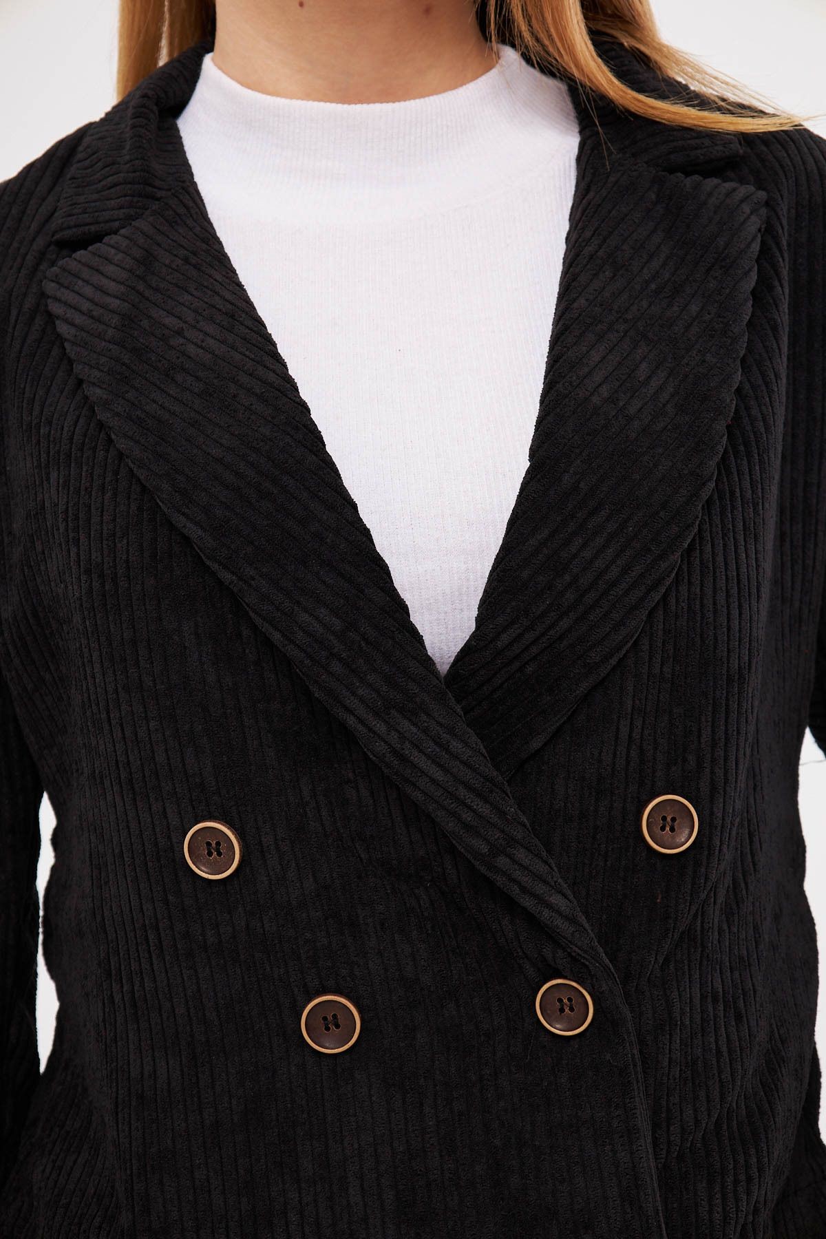 Kadın Siyah Kruvaze Yaka Kadife Crop Ceket ARM-24K001059