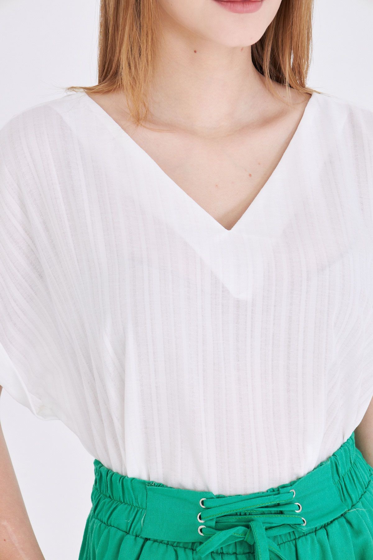 Kadın Beyaz V Yaka Yanları Yırtmaçlı Arkası Uzun Duble Kol Detaylı Oversize Bluz ARM-24Y001074