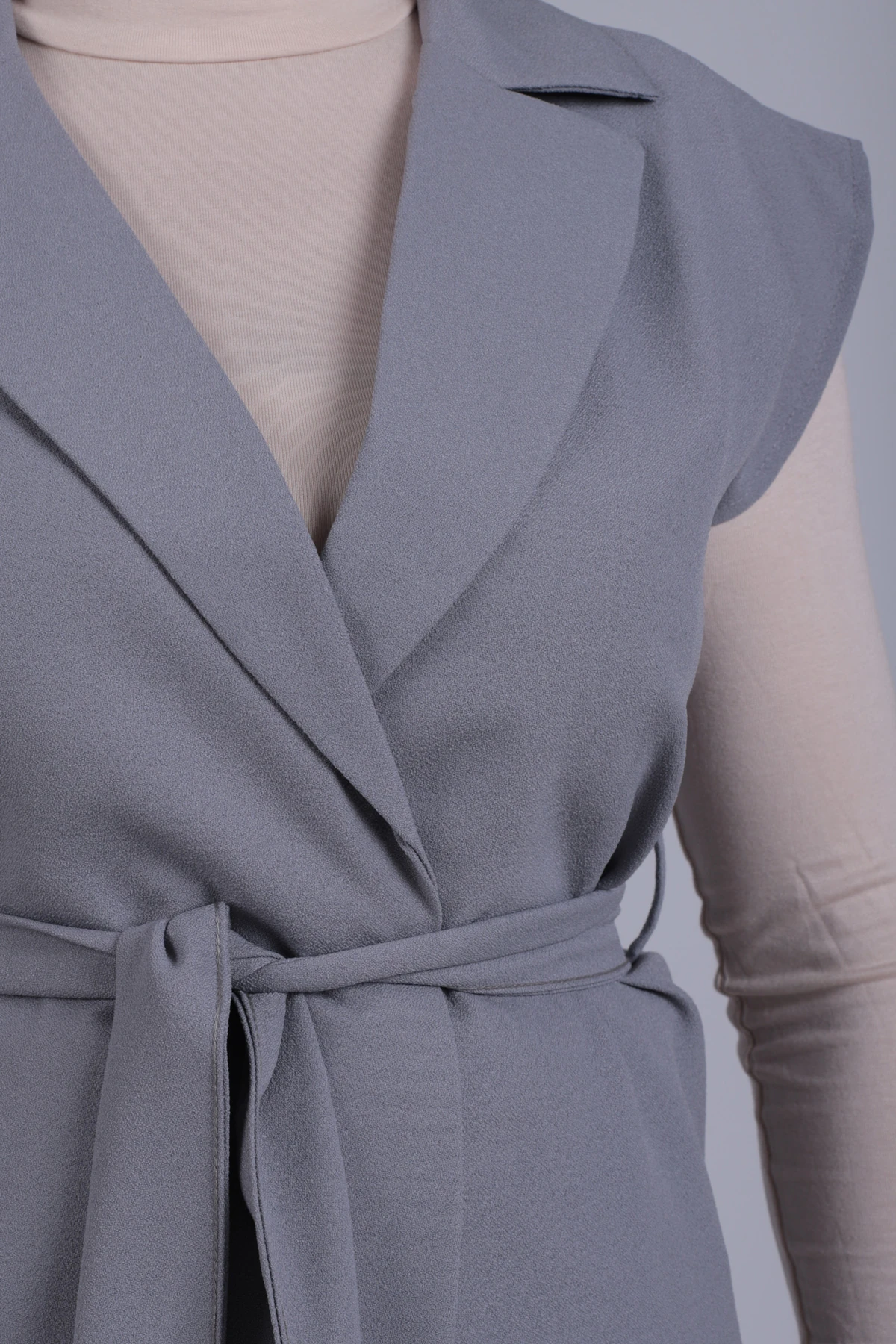 Kadın Gri Erkek Yaka Beli Kuşaklı Keten Görünümlü Yelek ARM-25Y001079