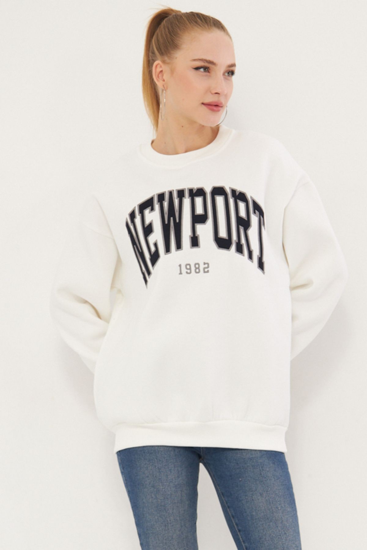 Kadın Beyaz Sıfır Yaka İçi Şardonlu Aprikeli Nakışlı Oversize Sweatshirt ARM-25K024002