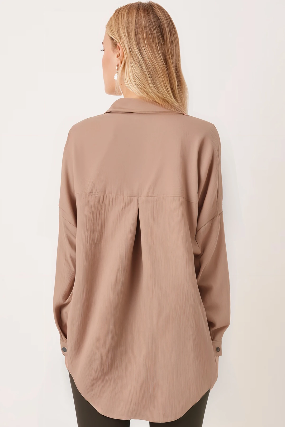 Kadın Bej Cepli Oversize İnce Fitilli Kadife Gömlek ARM-24K001076