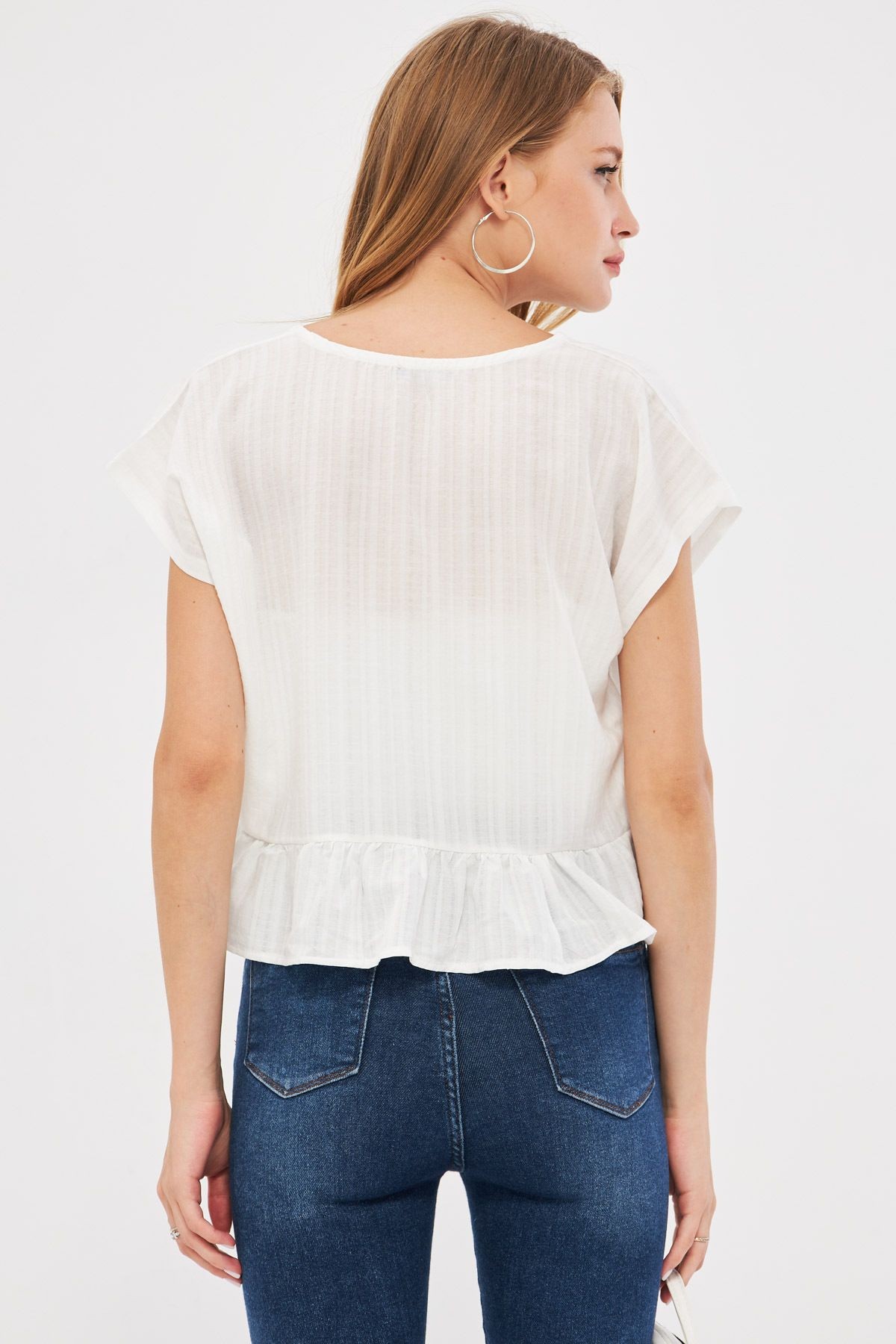 Kadın Beyaz Yarasa Kol Yakası Bağlamalı Eteği Fırfırlı Oversize Crop Bluz ARM-24Y001088