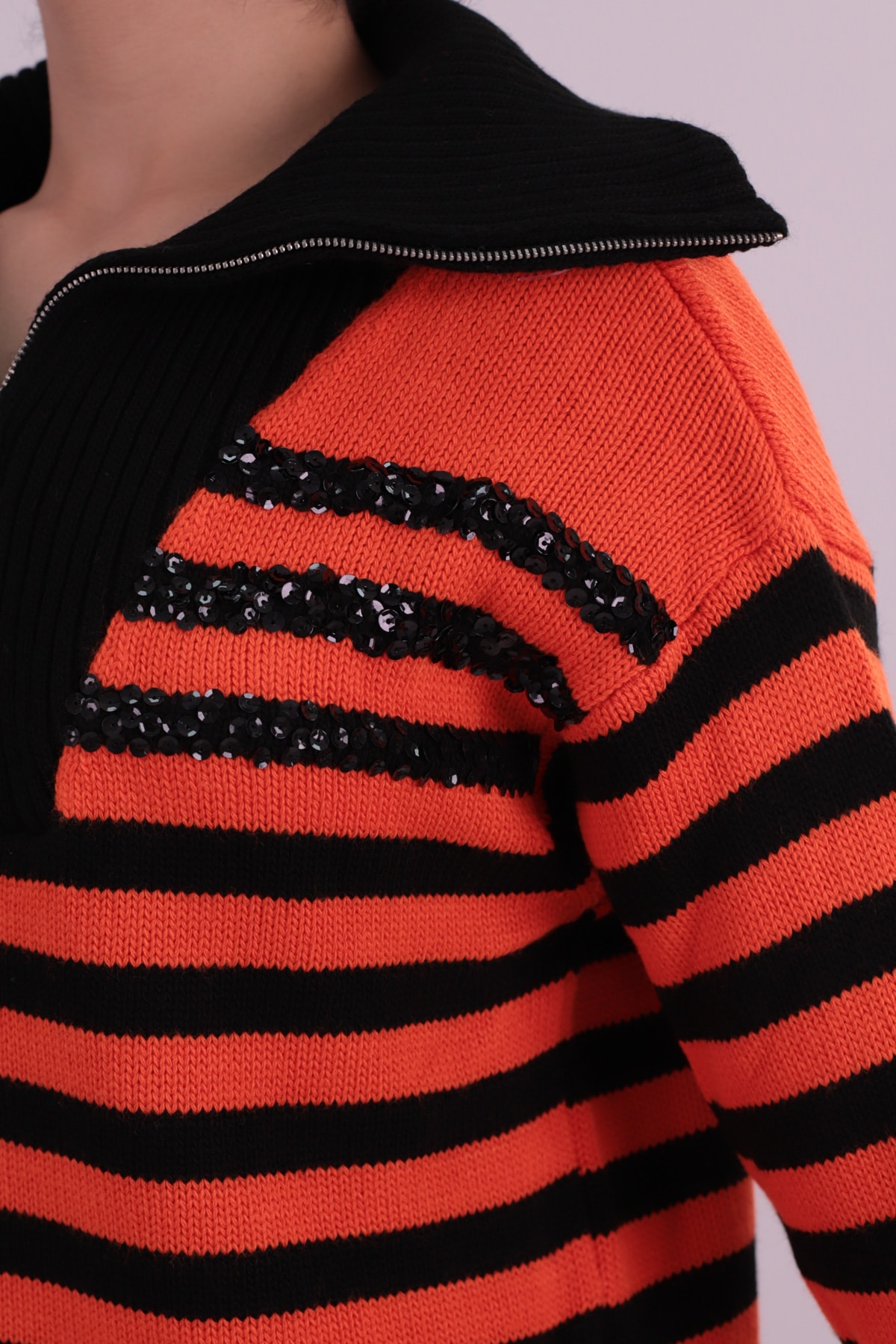 Kadın Turuncu Yakası Fermuar Detaylı Pullu Triko Kazak ARM-26K136035