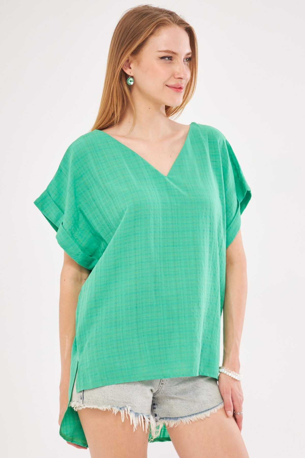 Kadın Açık Yeşil V Yaka Yanları Yırtmaçlı Arkası Uzun Duble Kol Detaylı Oversize Bluz ARM-24Y001074