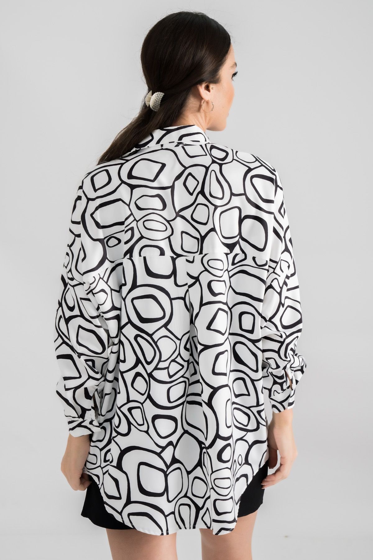 Kadın Beyaz-Siyah Desenli Oversize Uzun Basic Gömlek ARM-22Y001148