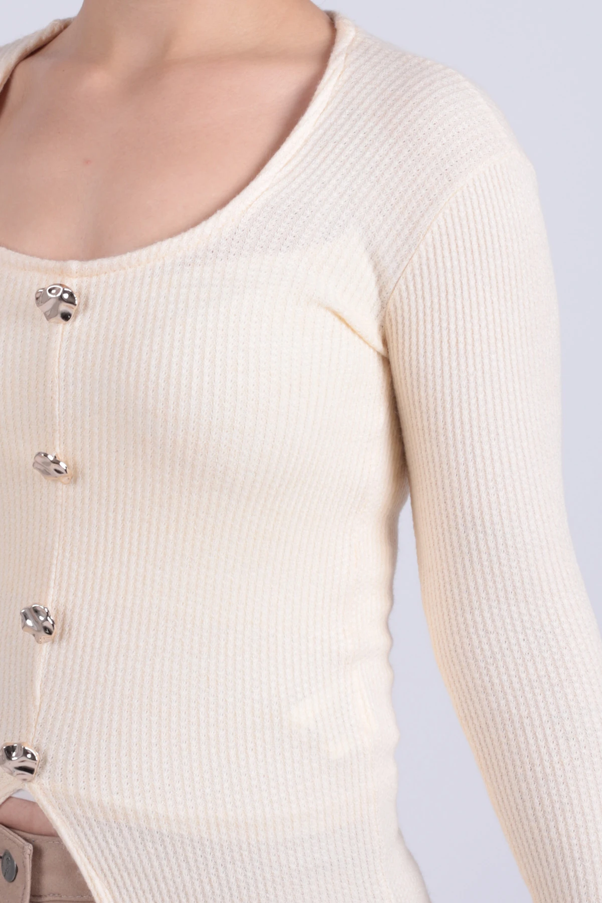 Kadın Ekru U Yaka Düğme Detaylı Önden Yırtmaçlı Yumuşak Dokulu Bluz ARM-26K001038