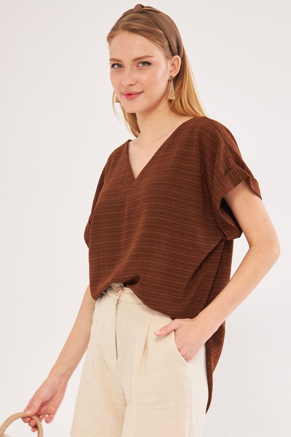 Kadın Kahve V Yaka Yanları Yırtmaçlı Arkası Uzun Duble Kol Detaylı Oversize Bluz ARM-24Y001074