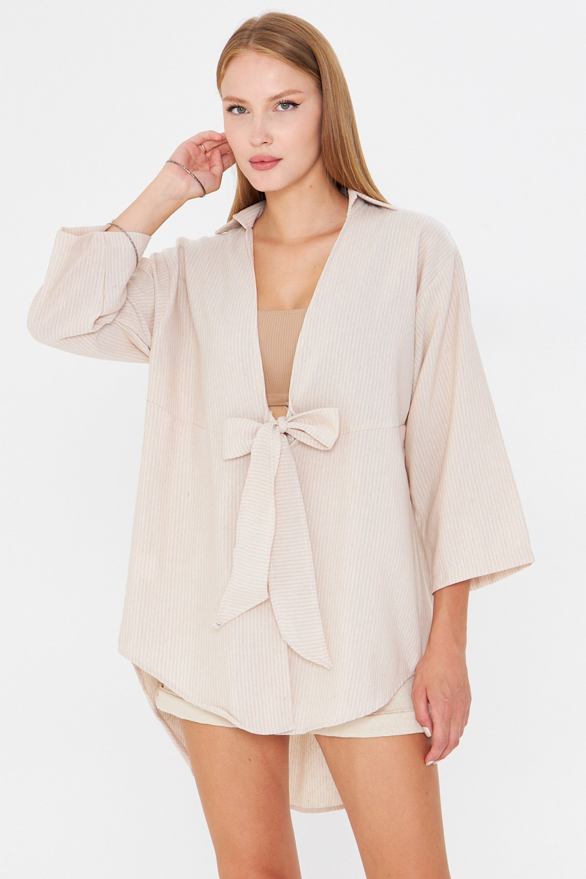 Kadın Açık Bej Çizgili Önden Bağlamalı Kimono Gömlek ARM-25Y001085