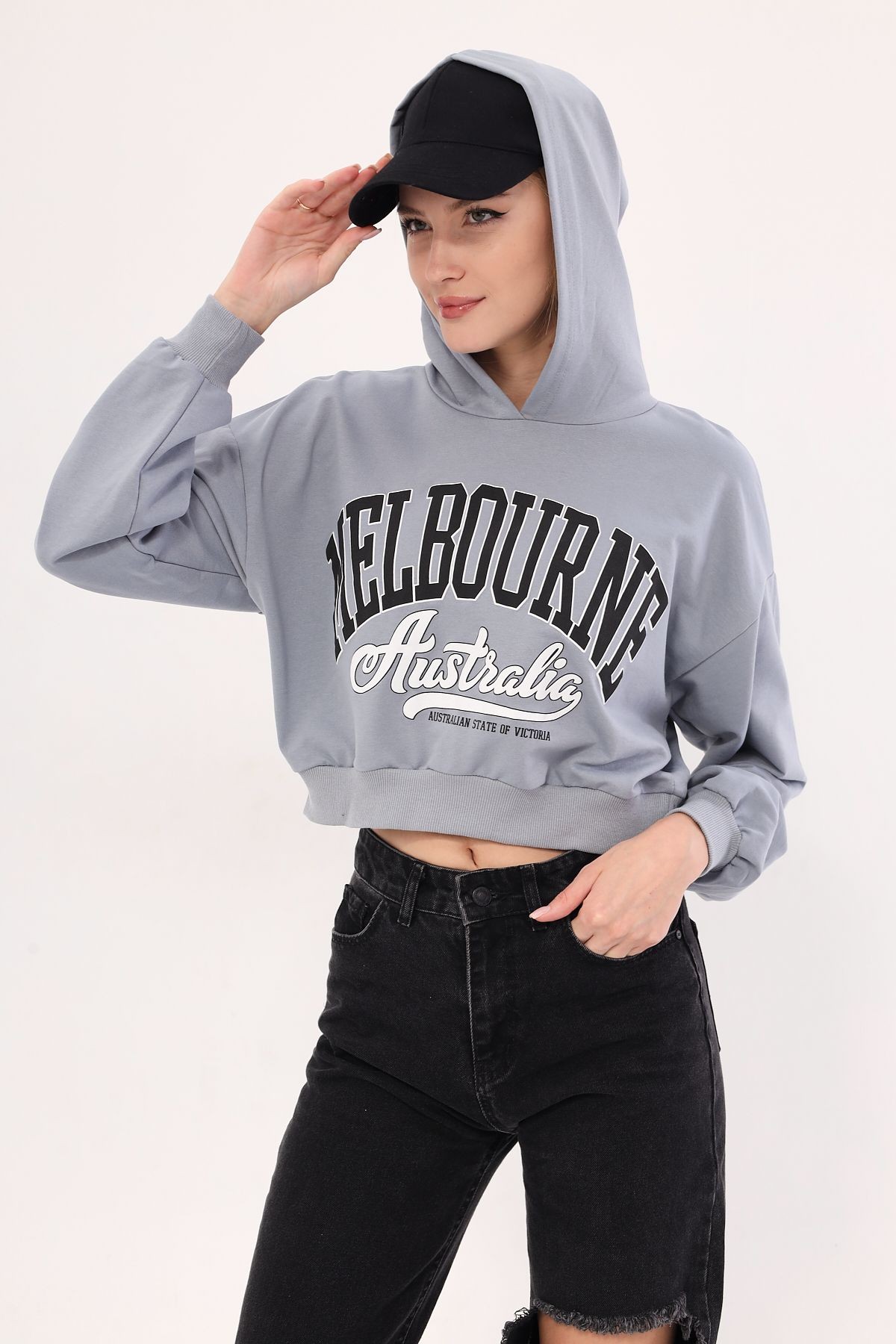 Kadın Gri Önü Yazılı Kapüşonlu Crop Sweatshirt ARM-25K001028