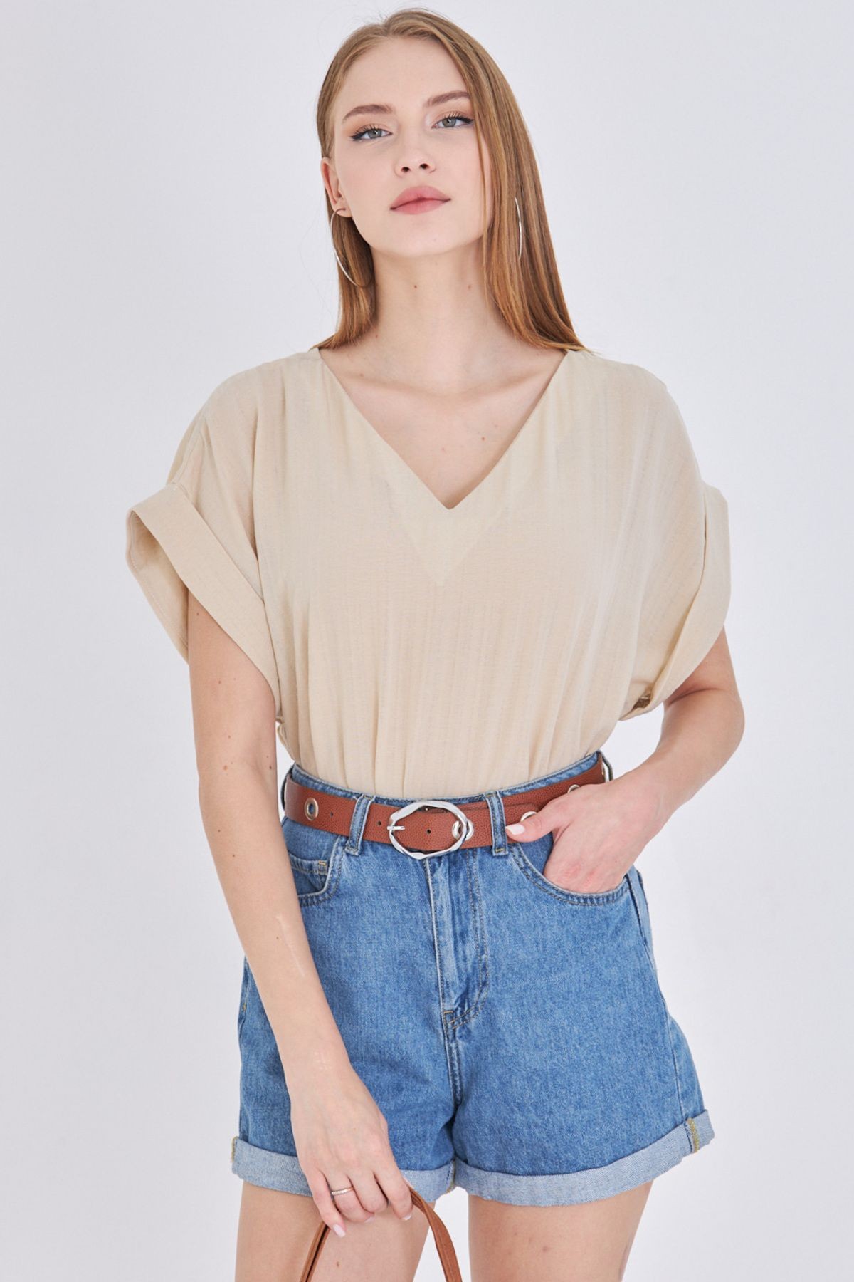 Kadın Krem V Yaka Yanları Yırtmaçlı Arkası Uzun Duble Kol Detaylı Oversize Bluz ARM-24Y001074