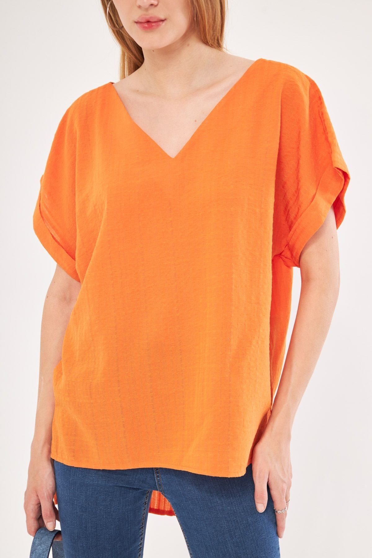 Kadın Turuncu V Yaka Yanları Yırtmaçlı Arkası Uzun Duble Kol Detaylı Oversize Bluz ARM-24Y001074