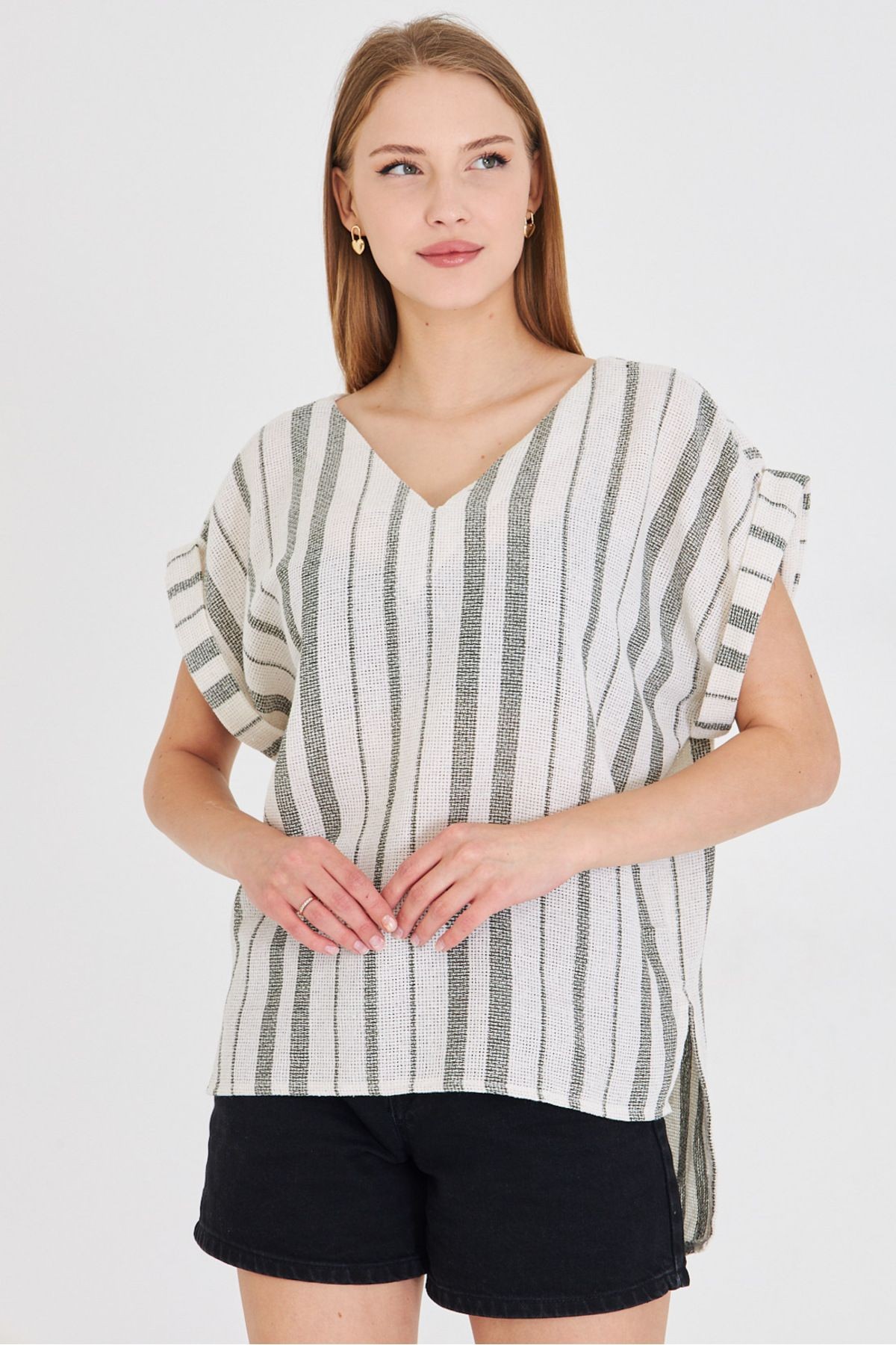 Kadın Haki V Yaka Yanları Yırtmaçlı Arkası Uzun Duble Kol Detaylı Oversize Bluz ARM-25Y001056