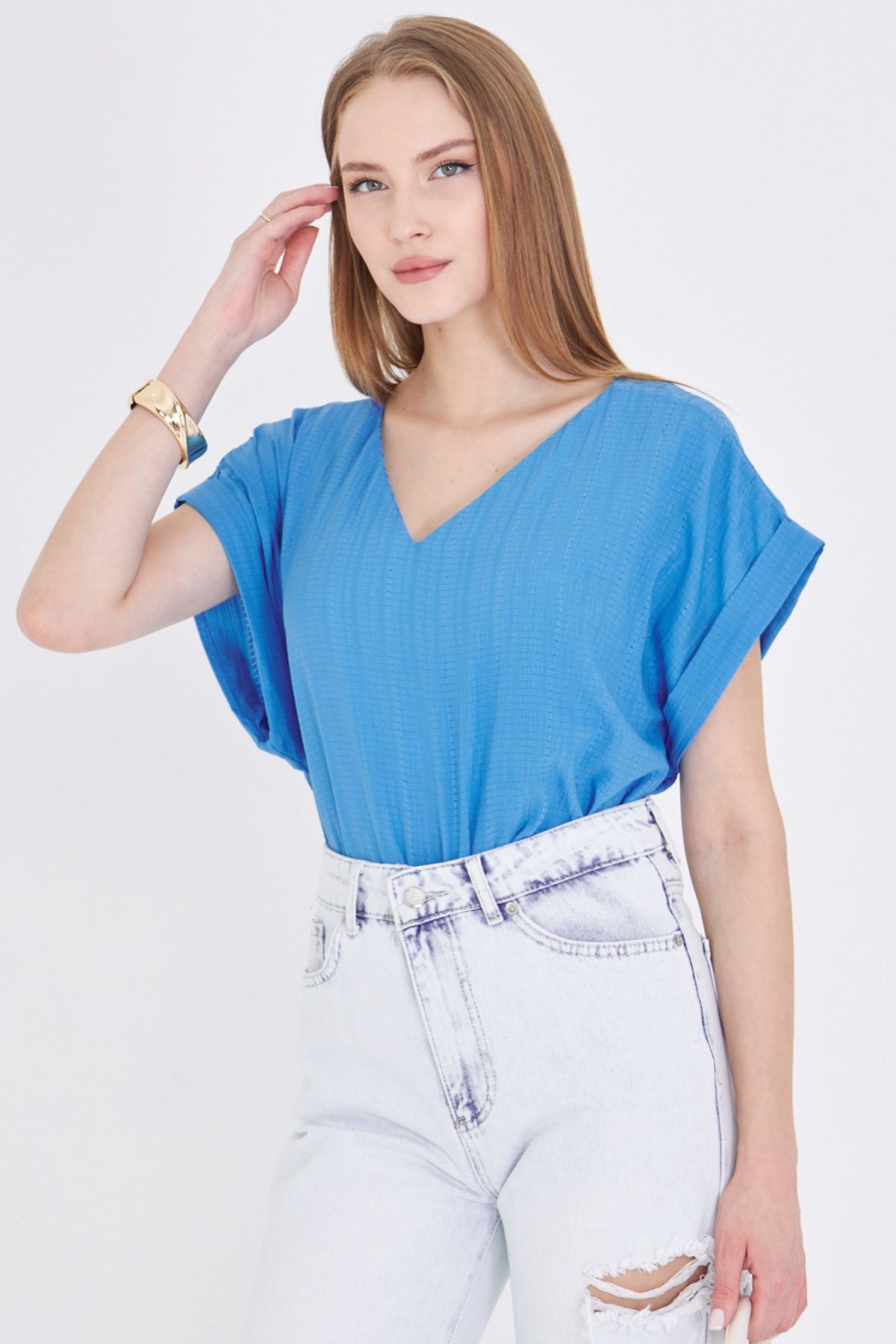 Kadın Mavi V Yaka Yanları Yırtmaçlı Arkası Uzun Duble Kol Detaylı Oversize Bluz ARM-24Y001074