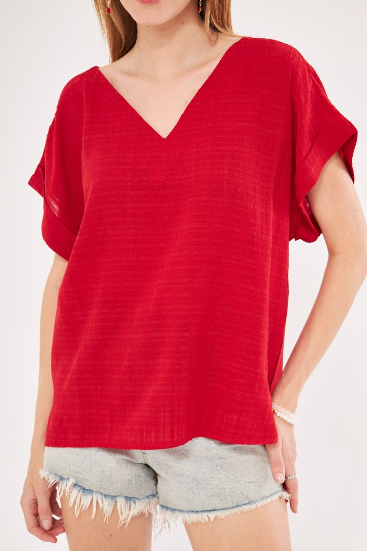 Kadın Kırmızı V Yaka Yanları Yırtmaçlı Arkası Uzun Duble Kol Detaylı Oversize Bluz ARM-24Y001074