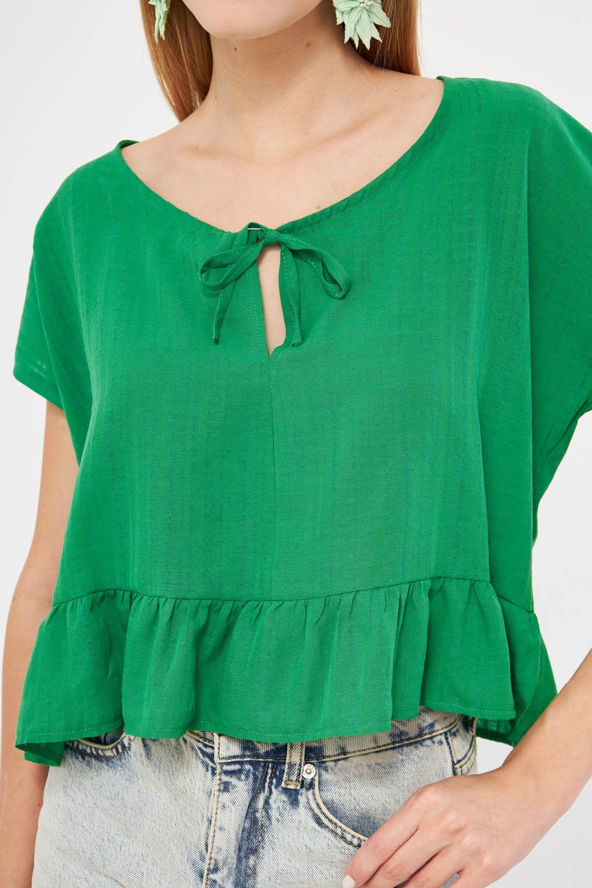 Kadın Yeşil Yarasa Kol Yakası Bağlamalı Eteği Fırfırlı Oversize Crop Bluz ARM-24Y001088