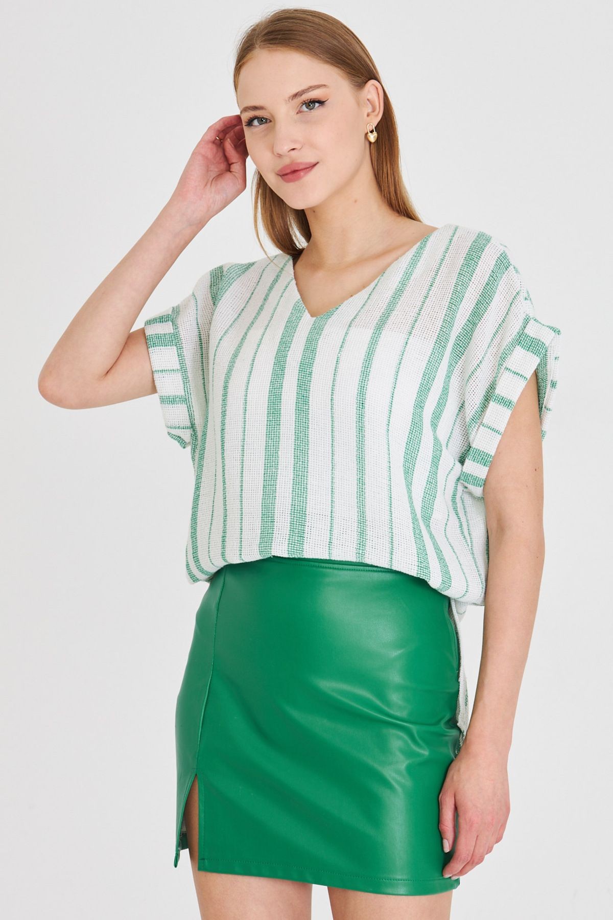 Kadın Çimen Yeşil V Yaka Yanları Yırtmaçlı Arkası Uzun Duble Kol Detaylı Oversize Bluz ARM-25Y001056