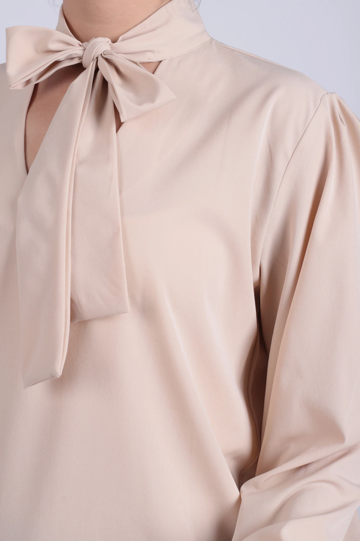 Kadın Açık Bej Yakası Bağlamalı Kolu Lastikli Bluz ARM-25K001096