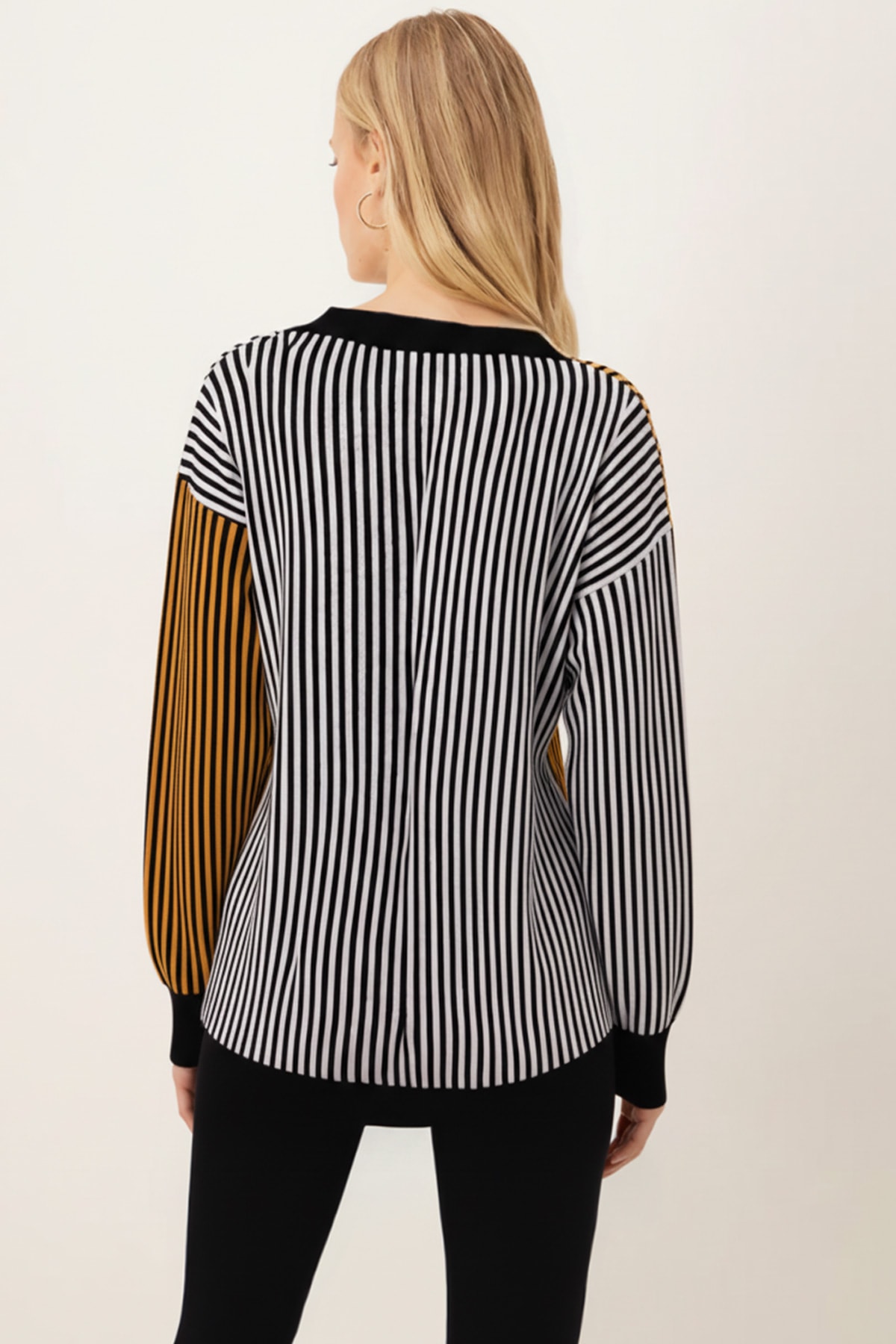 Kadın Siyah Çizgili Düğmeli Triko Hırka ARM-26K136027