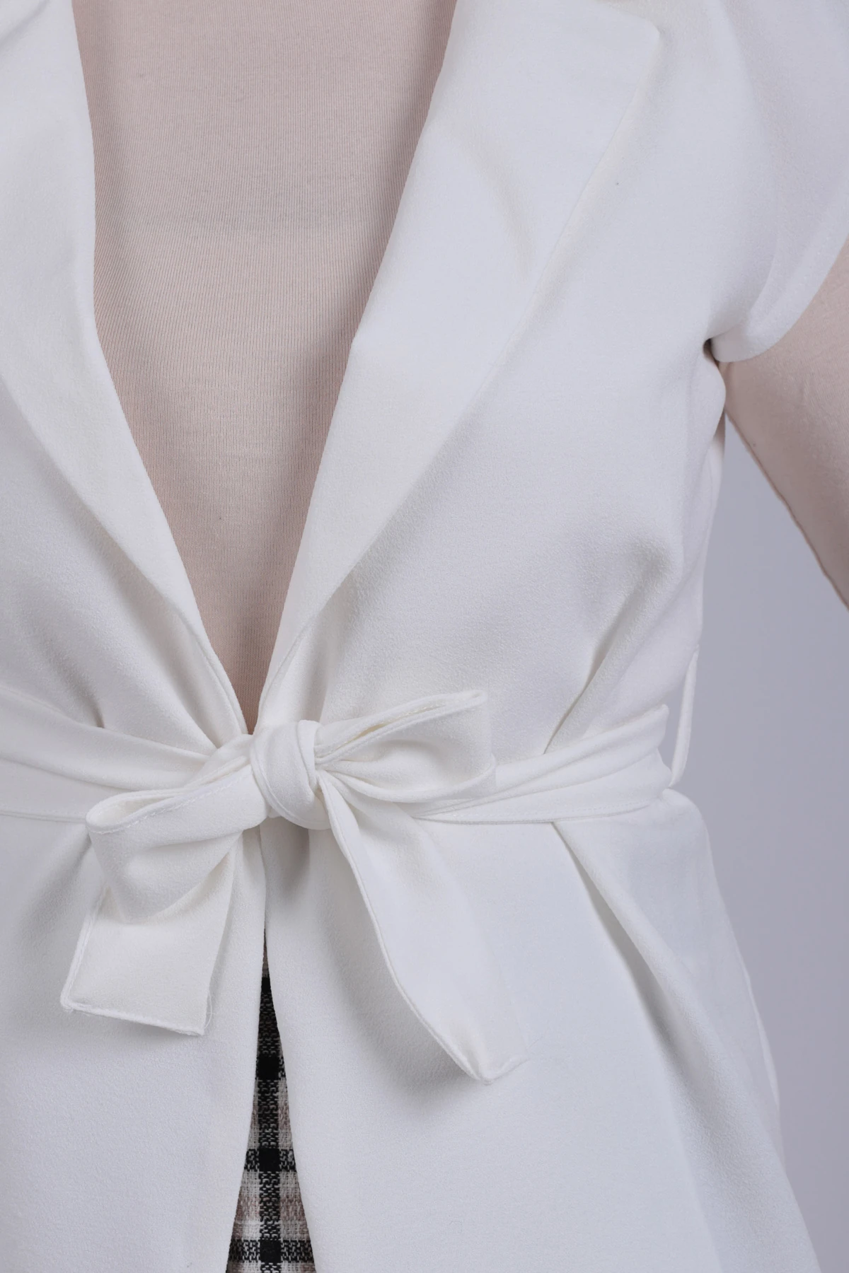 Kadın Beyaz Erkek Yaka Beli Kuşaklı Keten Görünümlü Yelek ARM-25Y001079