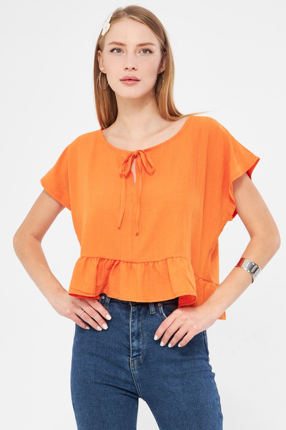 Kadın Turuncu Yarasa Kol Yakası Bağlamalı Eteği Fırfırlı Oversize Crop Bluz ARM-24Y001088